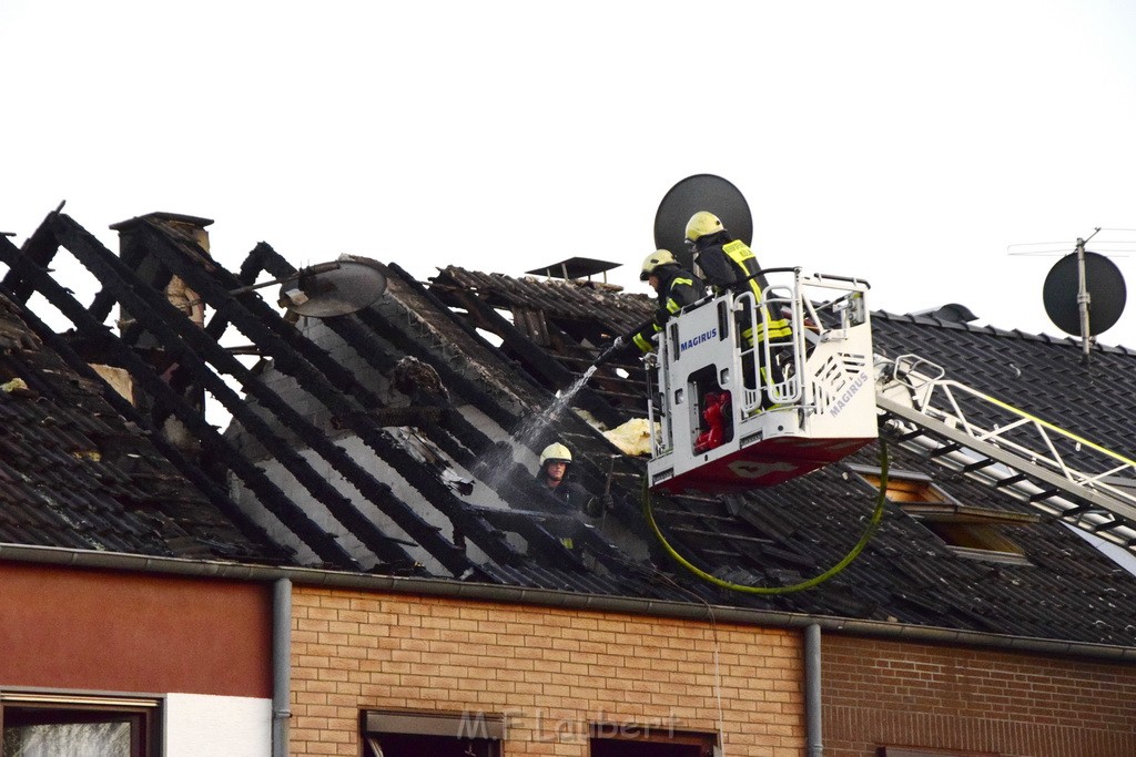 Feuer 2 Vollbrand Reihenhaus Roggendorf Berrischstr P219.JPG - Miklos Laubert